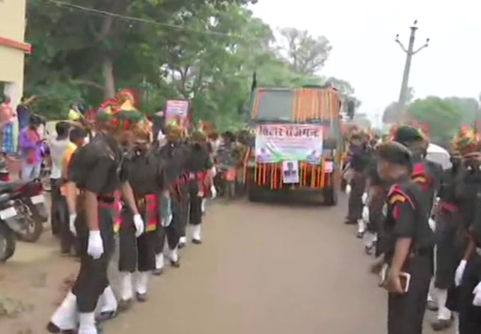 Mortal remains of Havaldar Sunil Kumar being taken for last rites