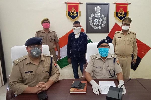 अपर पुलिस अधीक्षक और पीछे खड़ा आरोपी