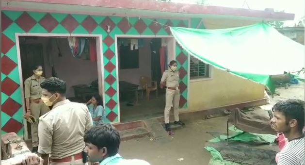 मौके पर जांच में जुटी पुलिस