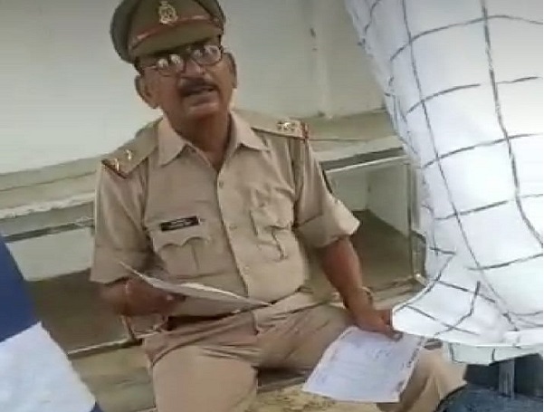 बिना मास्क के बैठे पुलिस कर्मी