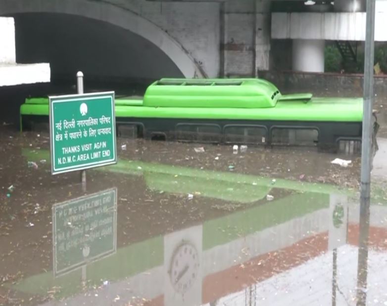 A visual of Minto Bridge in Delhi on Sunday morning.