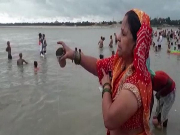 A devotee performs rituals on the occasion of 'Somvati amavasya' in Prayagraj on Monday.