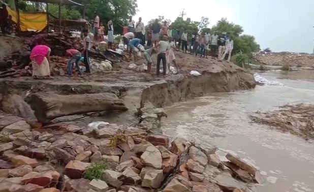 गांव के किनारे पहुंचा नदी का कटान