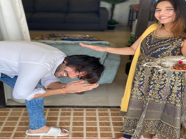 Kartik Aryan With his Sister