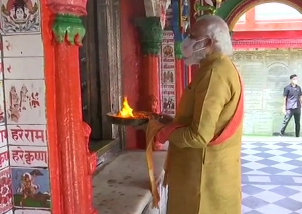 PM Modi conducts arti