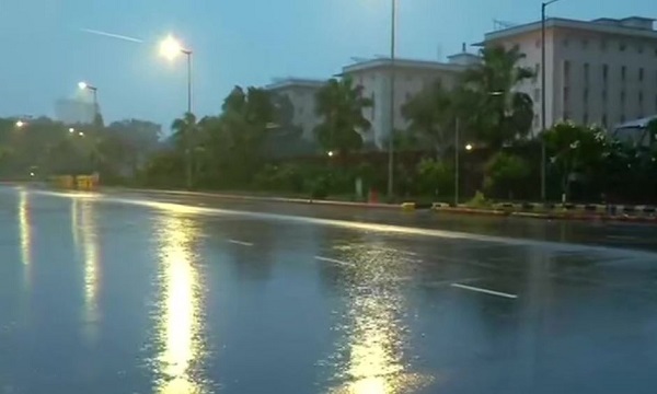 Rain lashes in Delhi