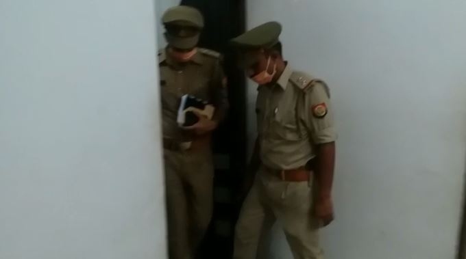 घटना के बाद मौके पर जांच में जुटी पुलिस