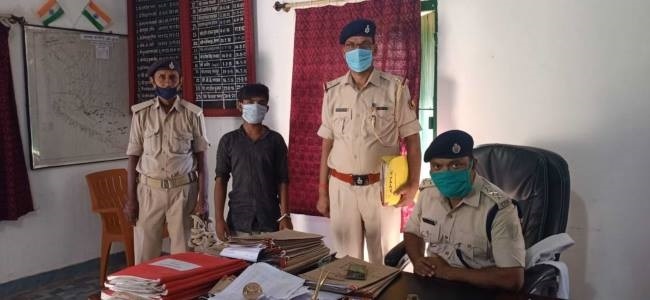 आरोपी के साथ पुलिस