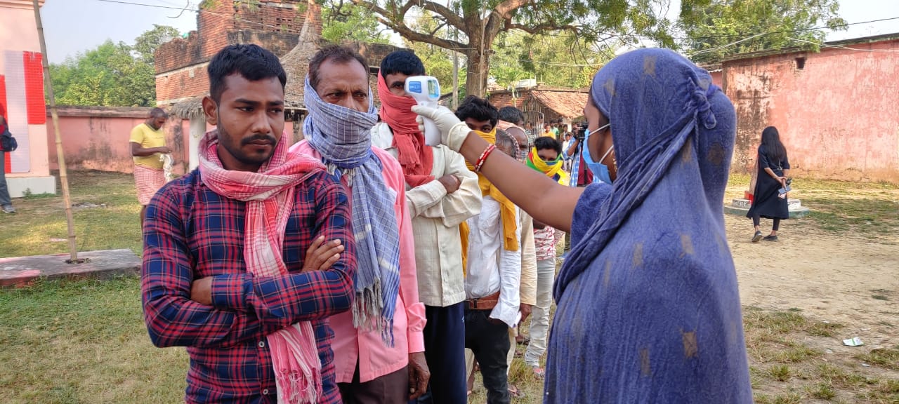 वोटिंग के दौरान कोरोना गाइडलाइंस का पालन