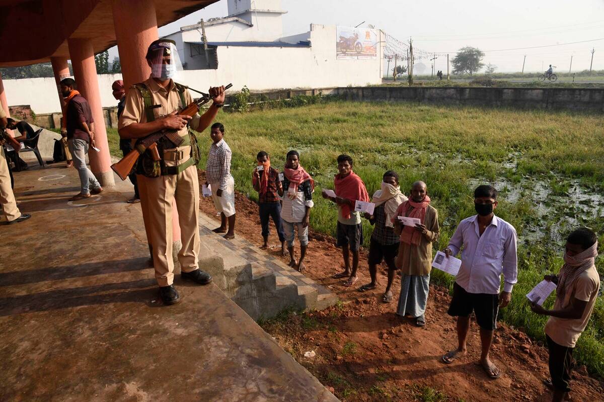 पांच बजे बाद भी वोटिंग के लिये खड़ दिखे मतदाता