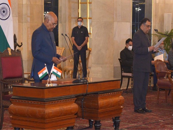 President Ram Nath Kovind administering the oath of office to Yashvardhan Kumar Sinha.