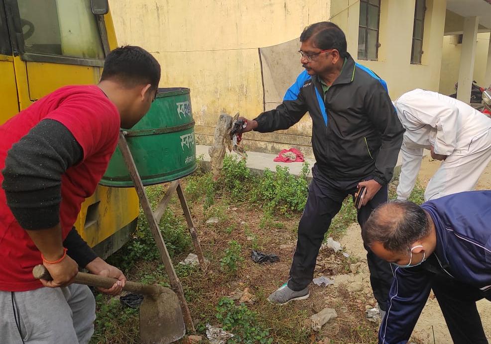 सफ़ाई अभियान के दौरान एसपी प्रदीप गुप्ता