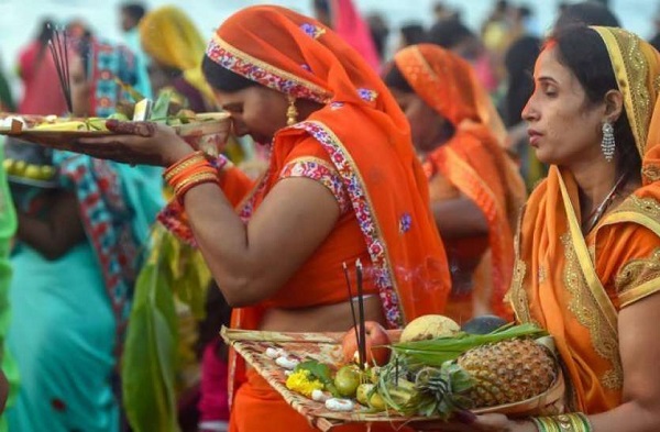 छठ पूजा करती महिलाएं (फाइल फोटो)