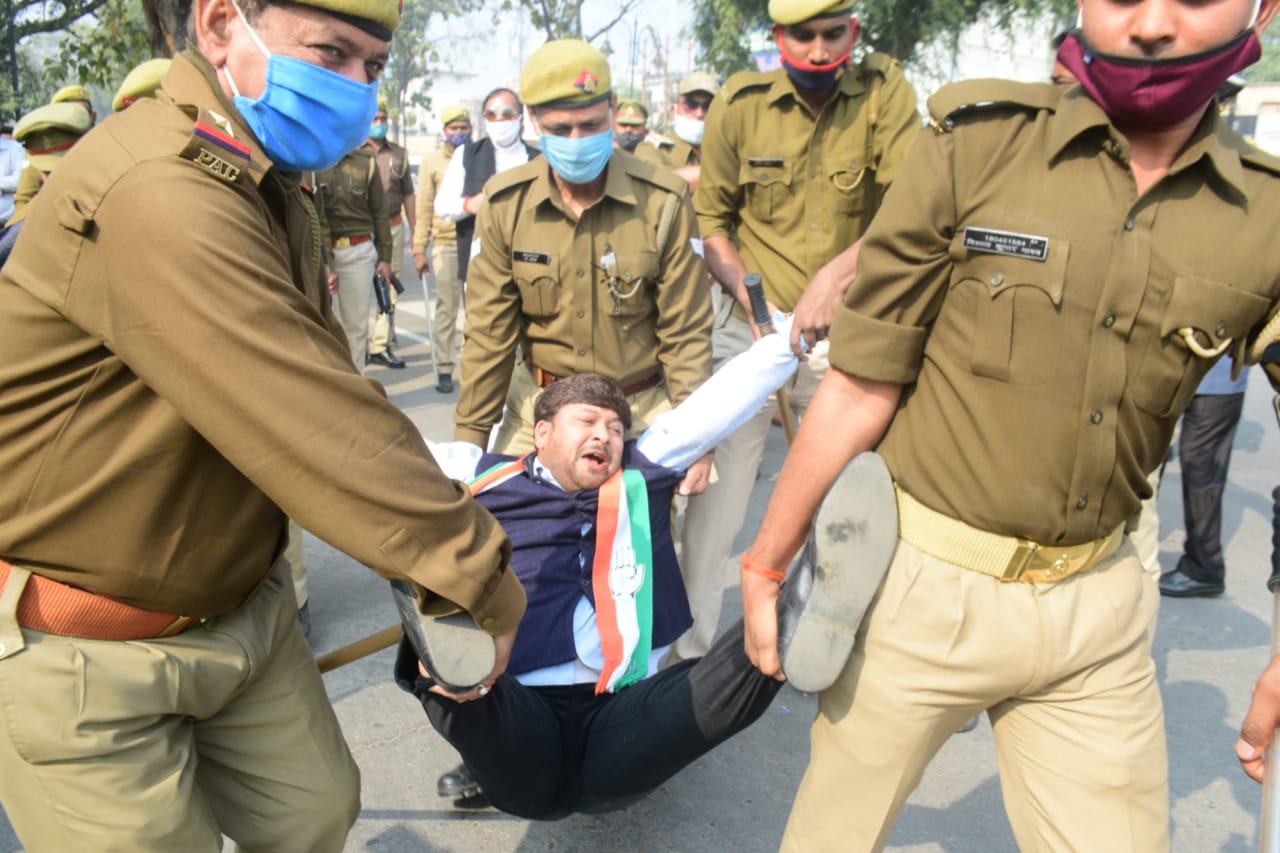 कांग्रेसी कार्यकर्ता को घसीटती पुलिस