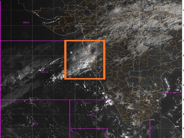 Lower level confluence is formed over central India.