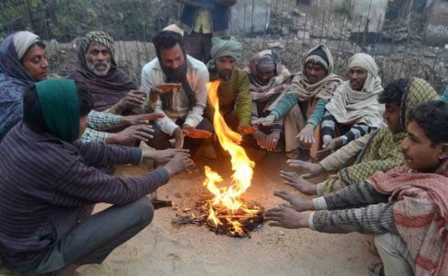 अलाव जलाकर ठंड से राहत पाते लोग