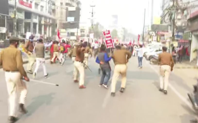 किसानों को खदेड़ती-पीटती पुलिस