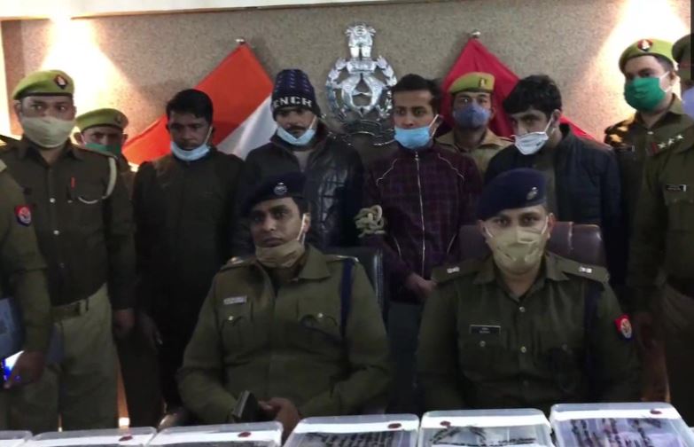 गिरफ्तार आरोपियों और बरामद नकदी के साथ पुलिस