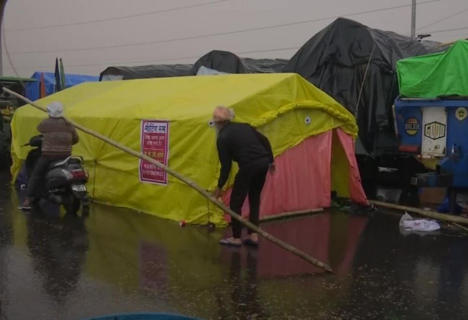 Farmers at Gazipur (Delhi-UP border) setting up tents amid the rain.