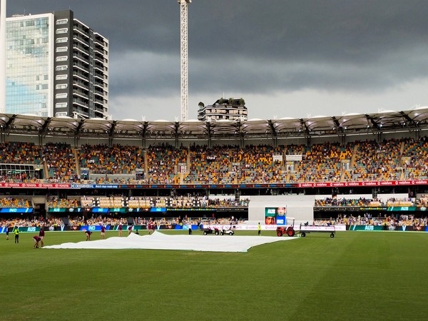 It is raining at Gabba