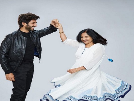 Kartik Aryan with his MOM