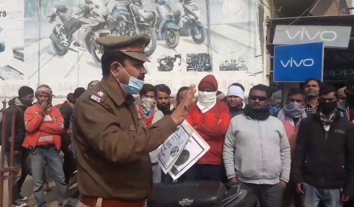 जनता को सड़क सुरक्षा के उपाय बताते पुलिस अधिकारी