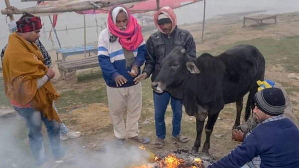 ठंड में अलाव का सहारा लेते लोग