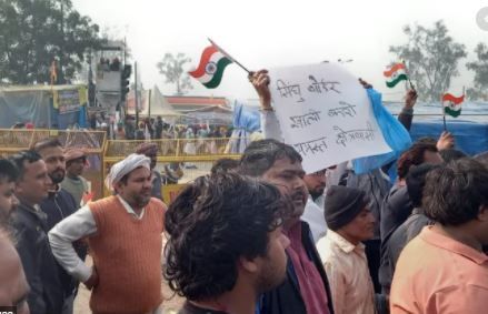 People raising slogans at Singhu border.