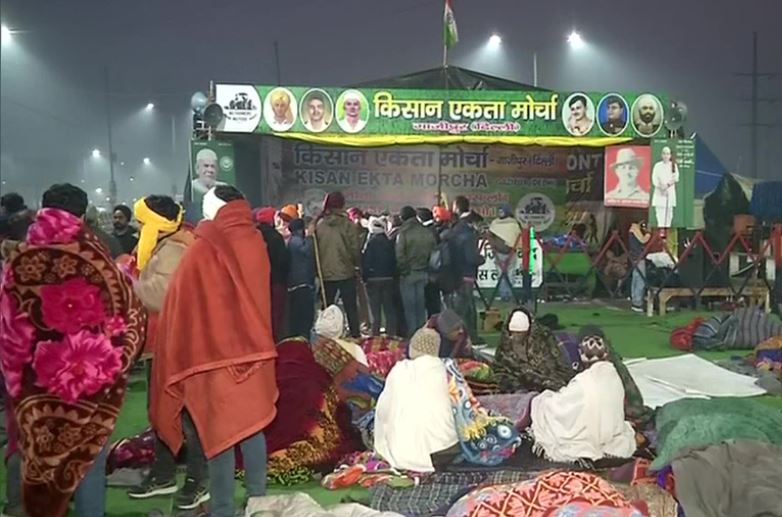 गाजीपुर बॉर्डर पर शुक्रवार की सुबह आंदोलनरत किसान