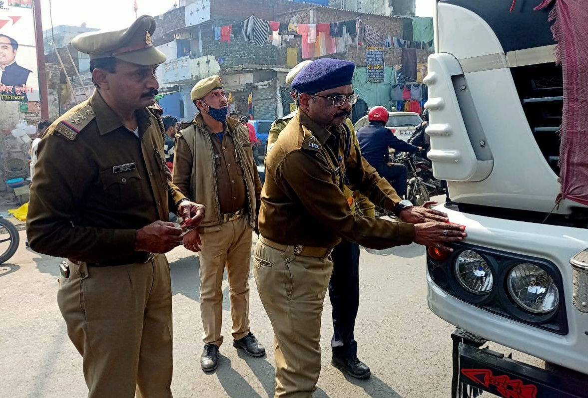 पुलिस कप्तान ने ट्रक समेत कई वाहनों पर लगाये रिफ्लेक्टर