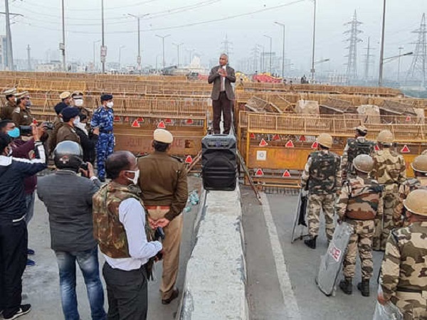 गाजीपुर बॉर्डर पर आंदोलन करते किसान