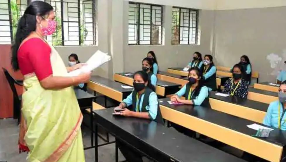 Students at Rajkiya Sarvodaya Kanya school