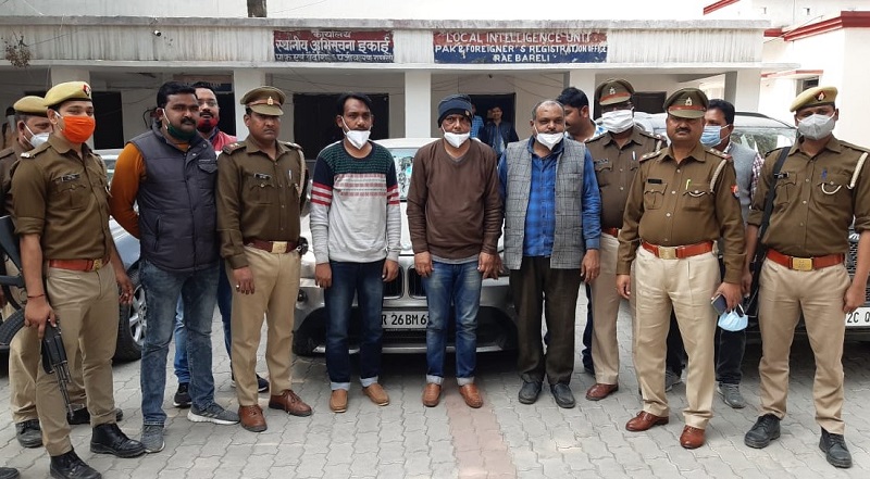 पुलिस की गिरफ्त में नटवरलाल और उसके साथी