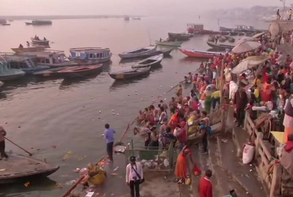 Devotees take holy dip in Ganga