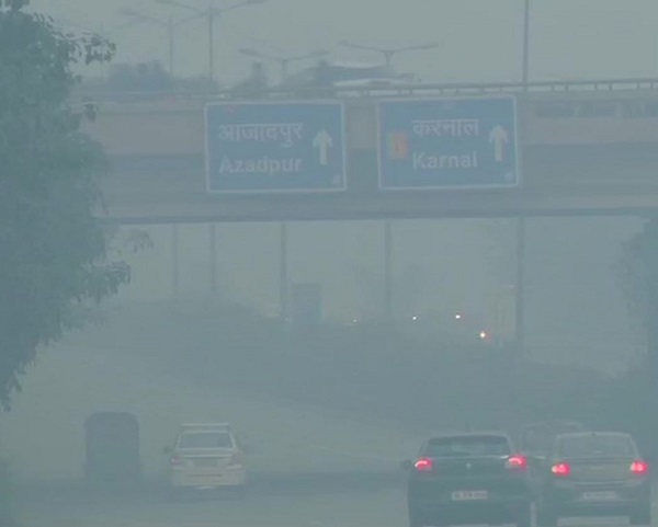 Visibility drops as fog shrouds in Delhi