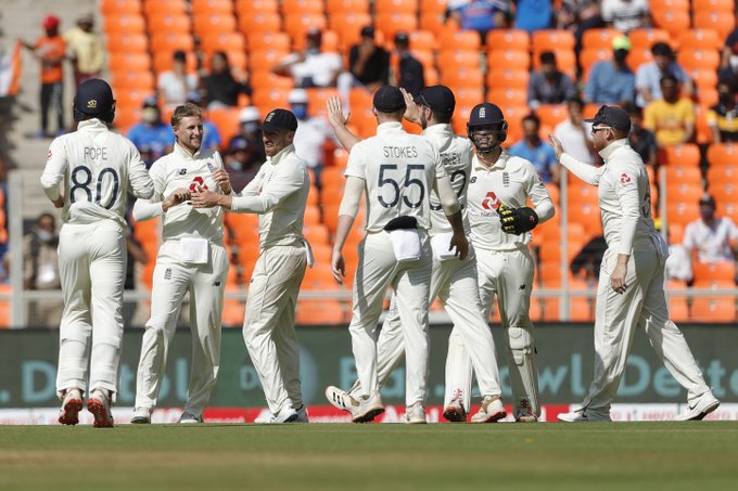 England Team celebrating the wicket