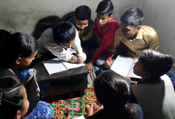 Woman teaches students with amputated hands