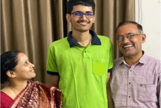 Saket Jha with his parents