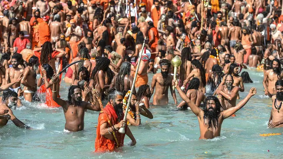 Devotees take holy dip at Har Ki Pauri ghat