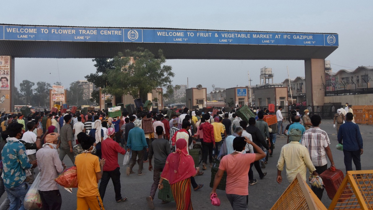 A massive crowd was seen at the vegetable market in  Ghazipur