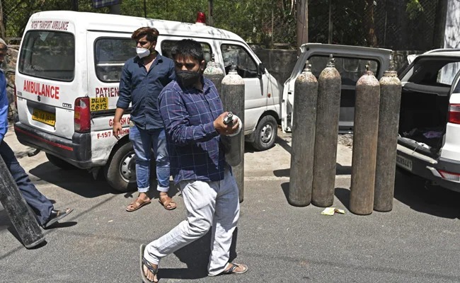 कोरोना संकट के बीच देश में ऑक्सिजन की किल्लत जारी (फाइल फोटो)