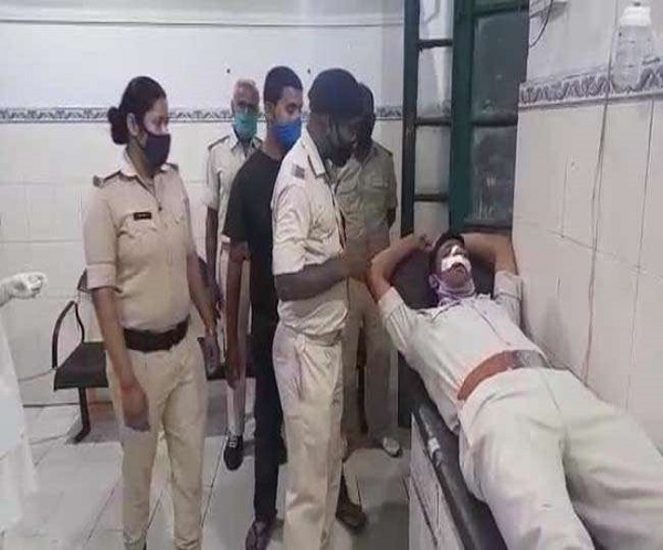 बिहार में पुलिस को लोगों ने पीटा