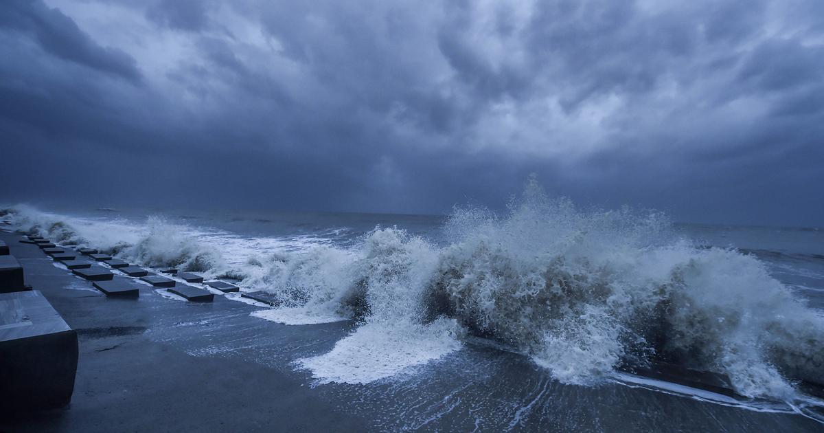 Landfall process of very severe cyclonic storm YAAS