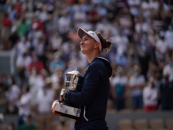 Barbora Krejcikova with the Suzanne-Lenglen cup. (Photo: Nicolas Gouhier/FFT)