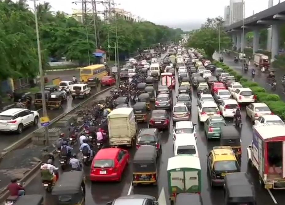 Visual of moving traffic amid inundated roads in Mumbai.