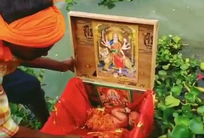 बक्‍से में देवी-देवताओं के फोटो के साथ चुनरी में लिपटी मिली बच्ची