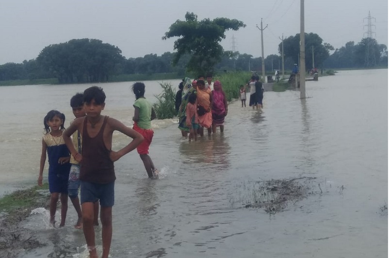 बाढ़ के खतरों में घिरे लोग