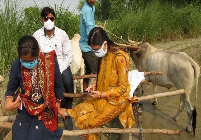 बैलगाड़ी पर सवार बदायूं की जिलाधिकारी दीपा रंजन