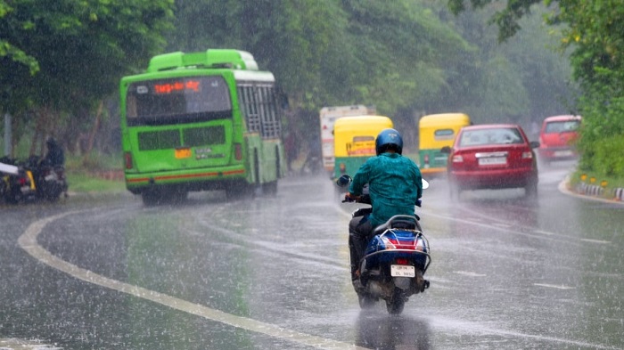 दिल्ली में शुक्रवार शाम को बारिश ने दिलाई गर्मी से राहत