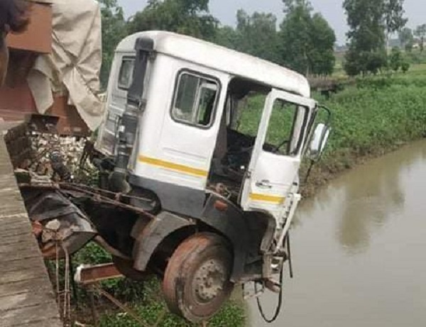 भीषण भिड़ंत के बाद हवा में झूलता ट्रेलर